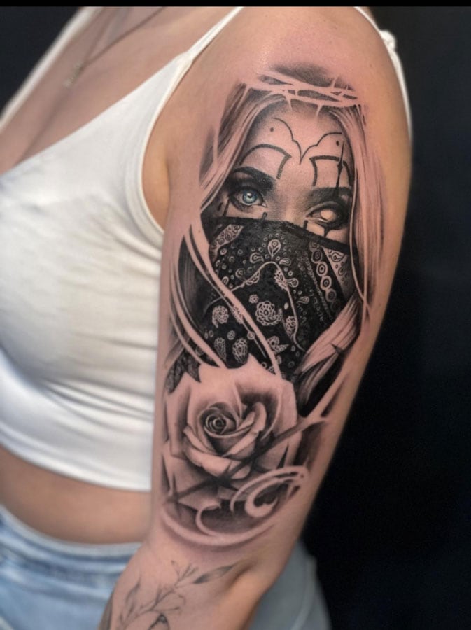 Tattoo frau schulter frau gesciht mit maske vor nase und mund und eine rose