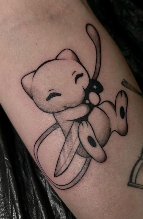 Tattoo unterarm mew pokemon das ein messer haelt